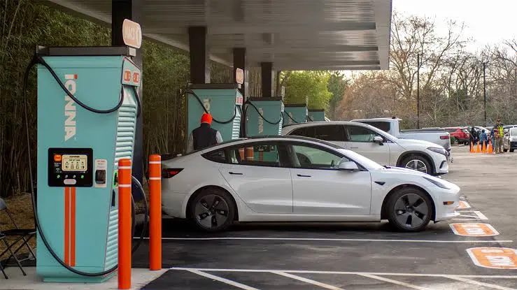 Ionna desbanca a Tesla Supercharger como la mejor red de carga rápida DC de EE.UU. 1 Motor16 2026 ionna cargador estados unidos 2 Motor16
