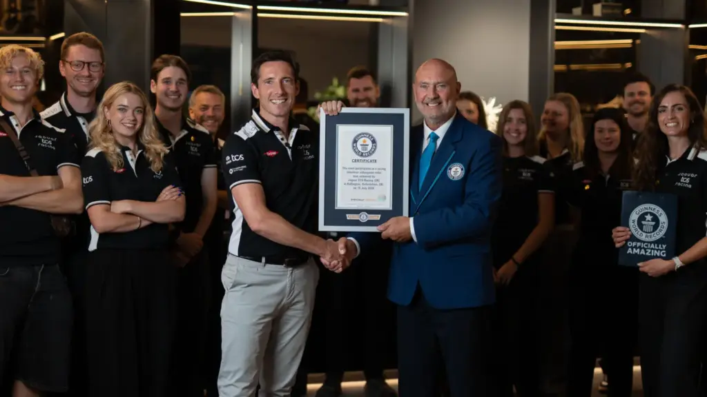 El equipo Jaguar TCS Racing entra en el Guinness por partida doble 5 Motor16 2026 jaguar tcs racing records londres 5 Motor16