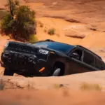 El Jeep Cherokee híbrido confirma un hardware electrificado y conserva la certificación Trail Rated para 2027