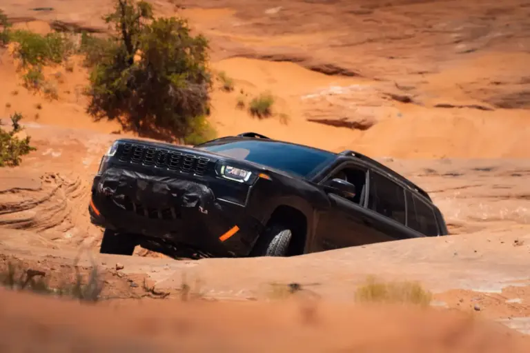 El Jeep Cherokee híbrido confirma un hardware electrificado y conserva la certificación Trail Rated para 2027