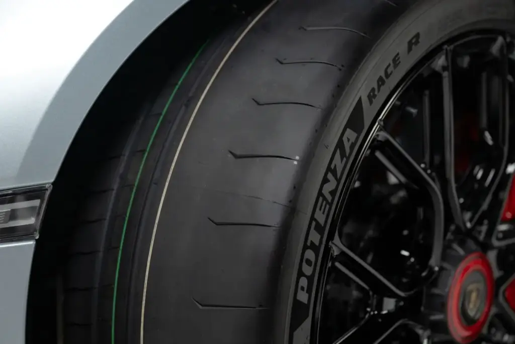 Bridgestone Potenza Race R: el nuevo arma para domar el circuito junto al Lamborghini Revuelto SV 1 Motor16 2026 Bridgestone Potenza Race R. Revuelto SV. Imagen detalle.