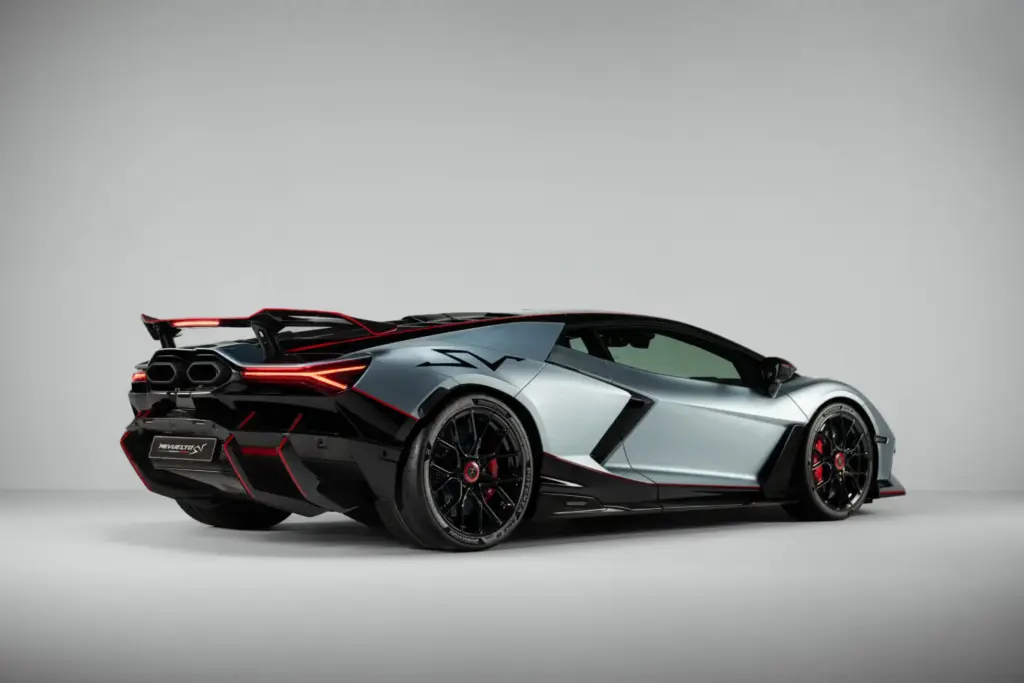 Bridgestone Potenza Race R: el nuevo arma para domar el circuito junto al Lamborghini Revuelto SV 3 Motor16 2026 Bridgestone Potenza Race R. Revuelto SV. Imagen trasera.