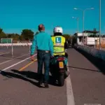 Seguro de moto para noveles: coberturas imprescindibles, cuánto cuesta y cómo pagar menos con el bonus del coche