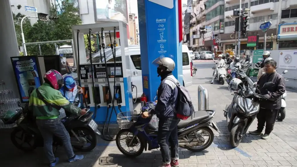 El precio del litro de gasolina en España ya supera los 1,70 €, el doble que 2002: así afecta a tu moto 1 Motor16 2026 motos gasolinera scooter Motor16