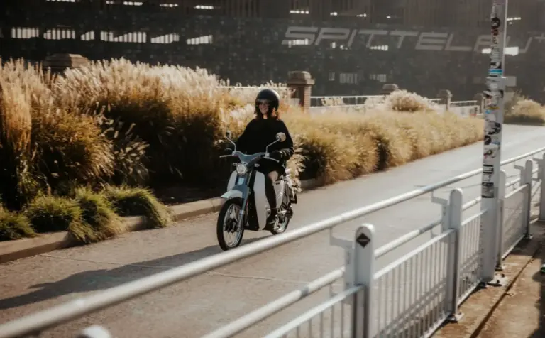 El seguro obligatorio del nuevo Vespino, un ciclomotor eléctrico que recorre 100 km con 0,40 €