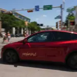 Tesla Robotaxi accidente en Austin: el coche atraviesa bolardos y sigue circulando sin supervisor