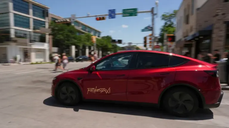 Tesla Robotaxi accidente en Austin: el coche atraviesa bolardos y sigue circulando sin supervisor