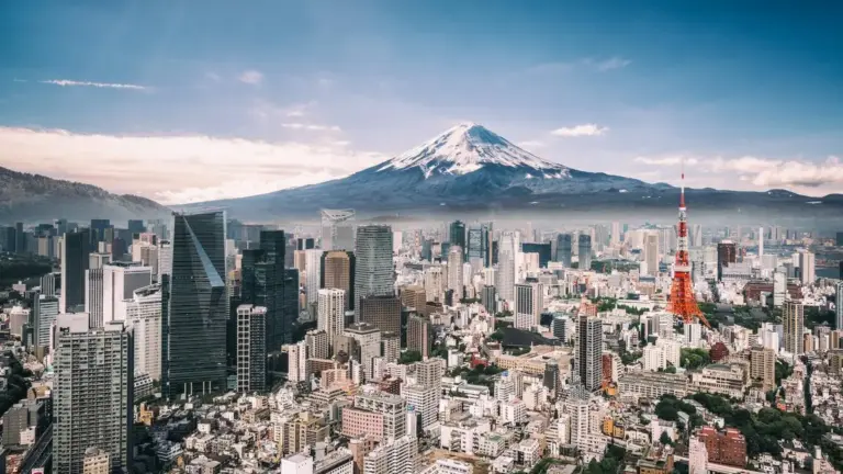 Carriles bici en Tokio: la ciudad duplicará su red hasta los 900 km en 2030 frente al coche