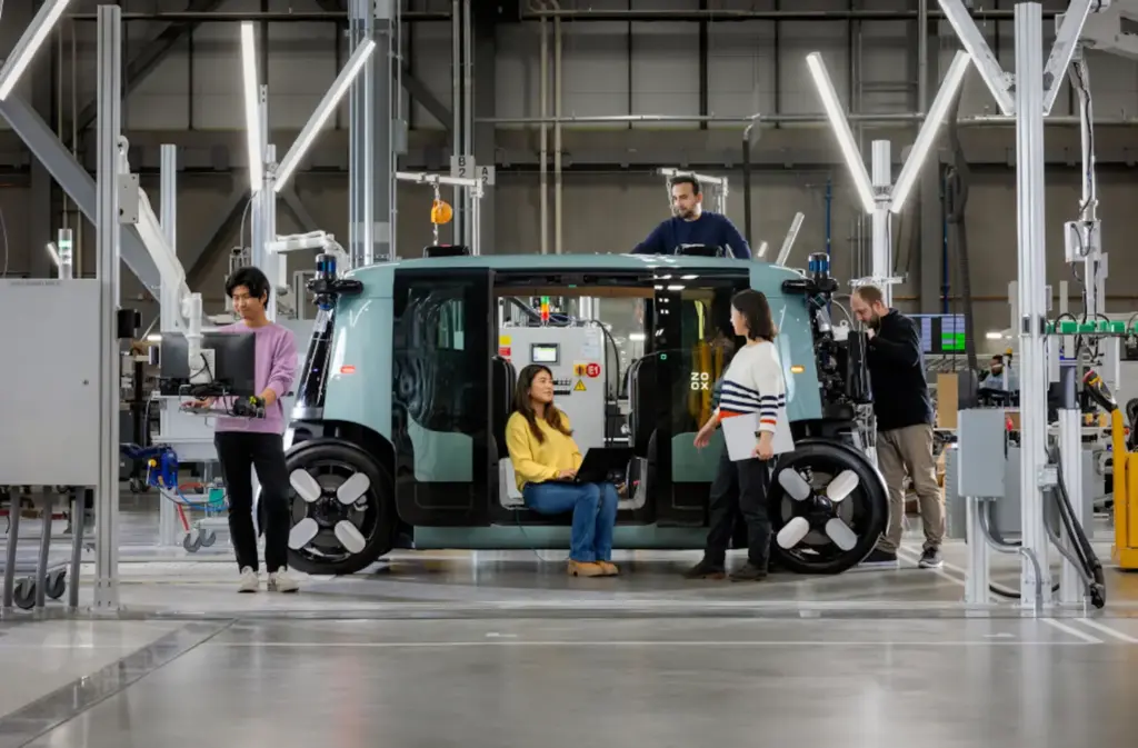 El robotaxi Zoox sin volante de Amazon arranca los viajes de pago en Las Vegas: 2.500 unidades al año 1 Motor16 2026 zoox amazon robotaxi estatica Motor16