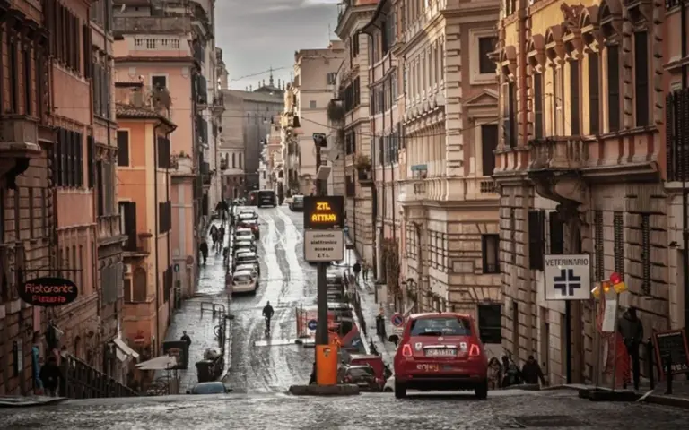 Conducir en Italia: las ZTL que multan a los turistas con hasta 163 euros