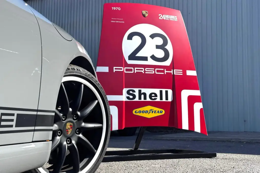 For the Love of Porsche, la subasta online que reúne 23 joyas de Stuttgart, con un Kremer 962 de Le Mans como estrella 9 Motor16 7. Porsche 911 SC Bonnet signed by Richard Attwood Megaphonics 26 Charity Lot Motor16