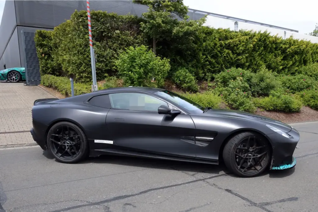 Aston Martin Vanquish S 2027 espia 10 Motor16