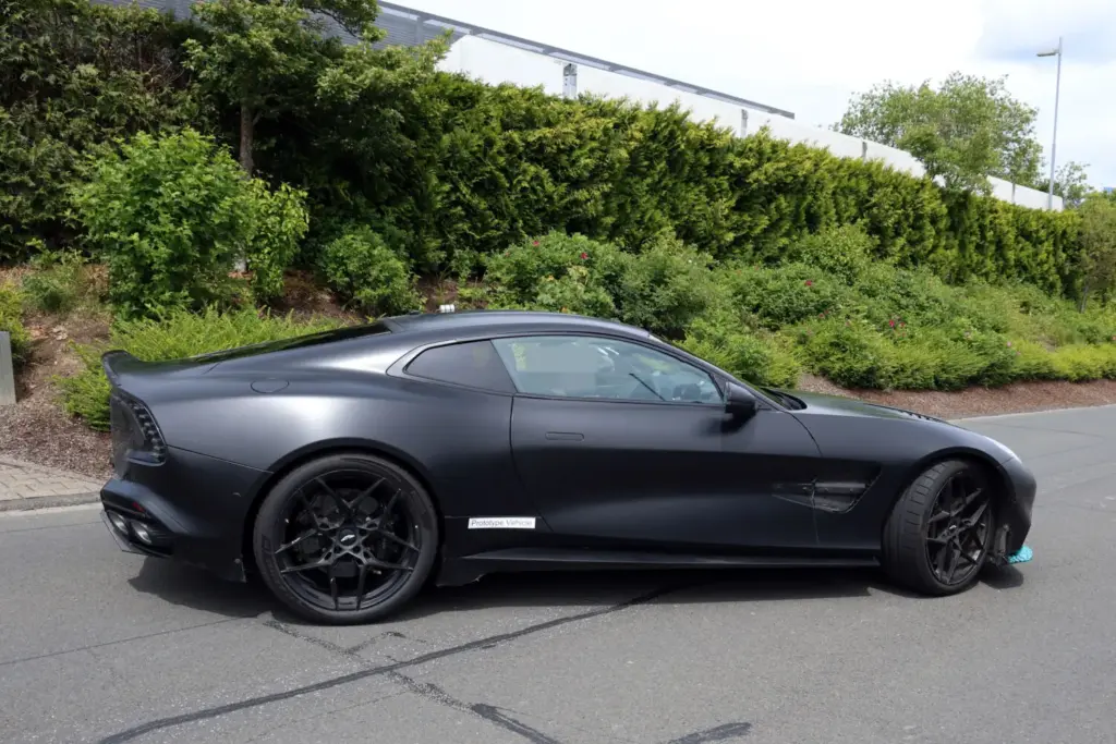 Aston Martin Vanquish S 2027 espia 12 Motor16