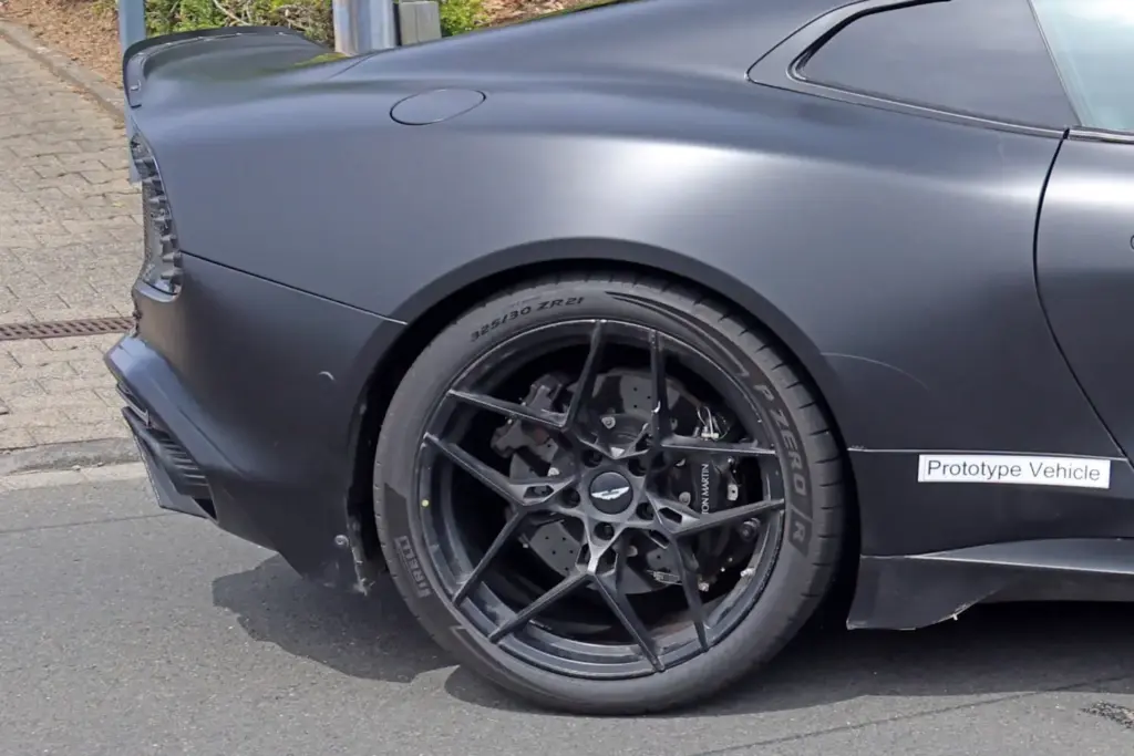 Aston Martin Vanquish S 2027 espia 22 Motor16