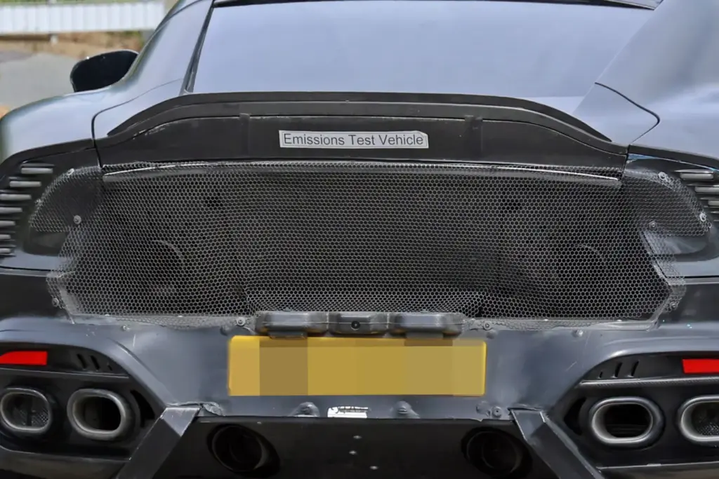 Aston Martin Vanquish S 2027 espia 24 Motor16