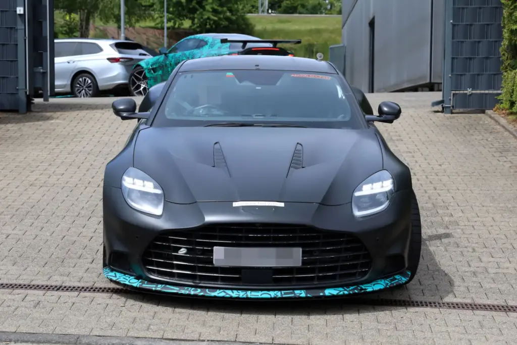 Aston Martin Vanquish S 2027 espia 3 Motor16