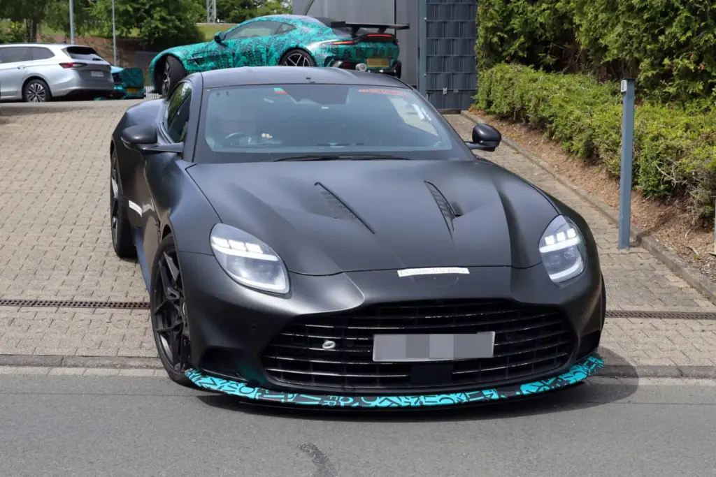 Aston Martin Vanquish S 2027 espia 5 Motor16