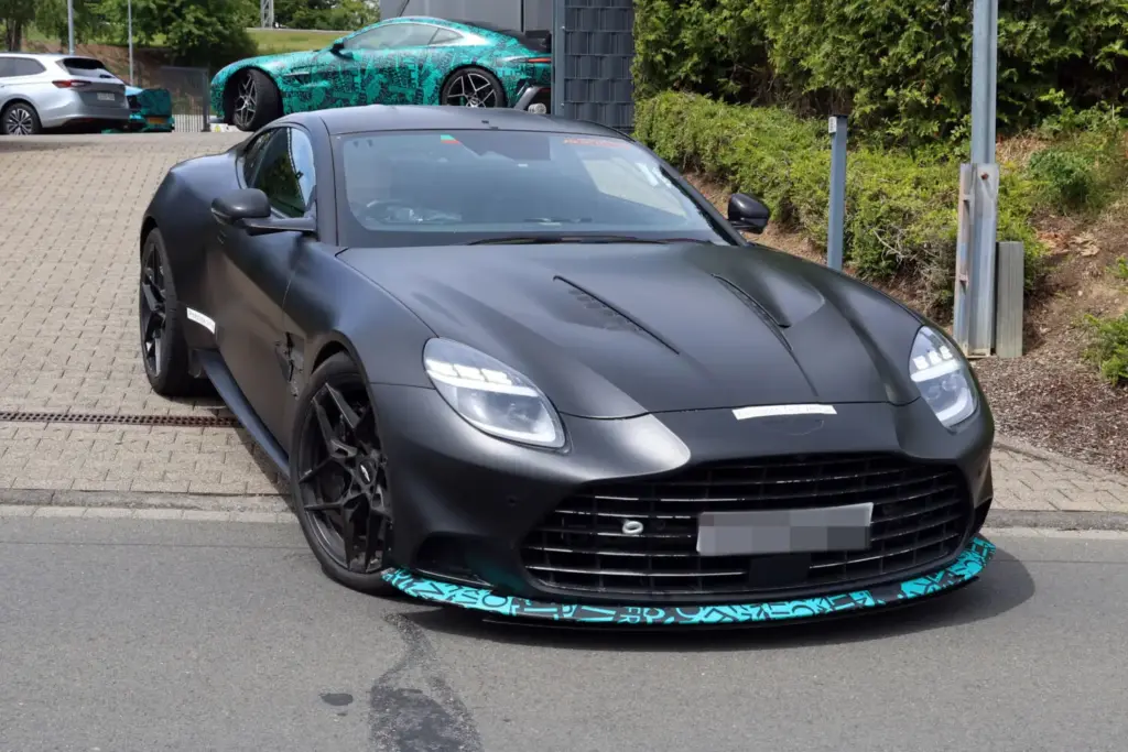 Aston Martin Vanquish S 2027 espia 6 Motor16