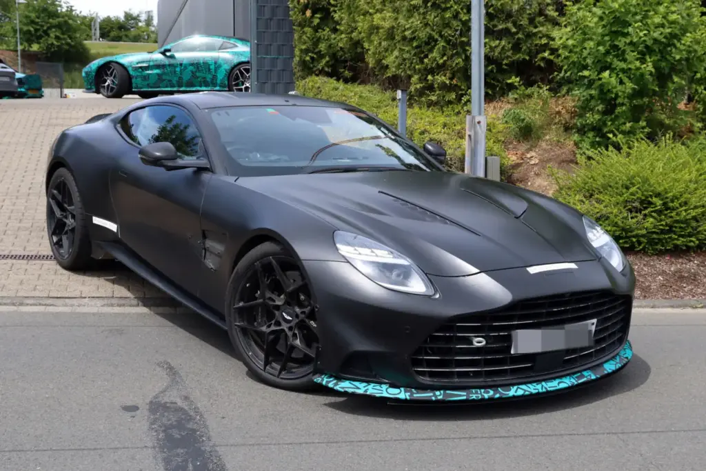Aston Martin Vanquish S 2027 espia 7 Motor16