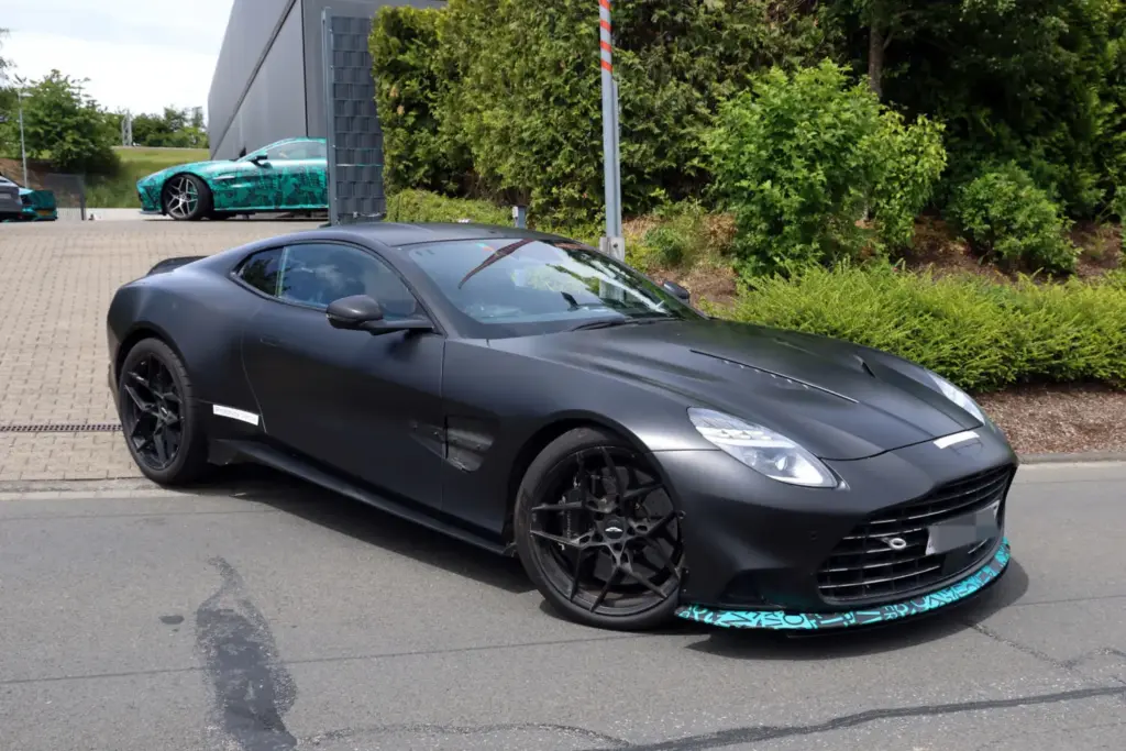 Aston Martin Vanquish S 2027 espia 8 Motor16