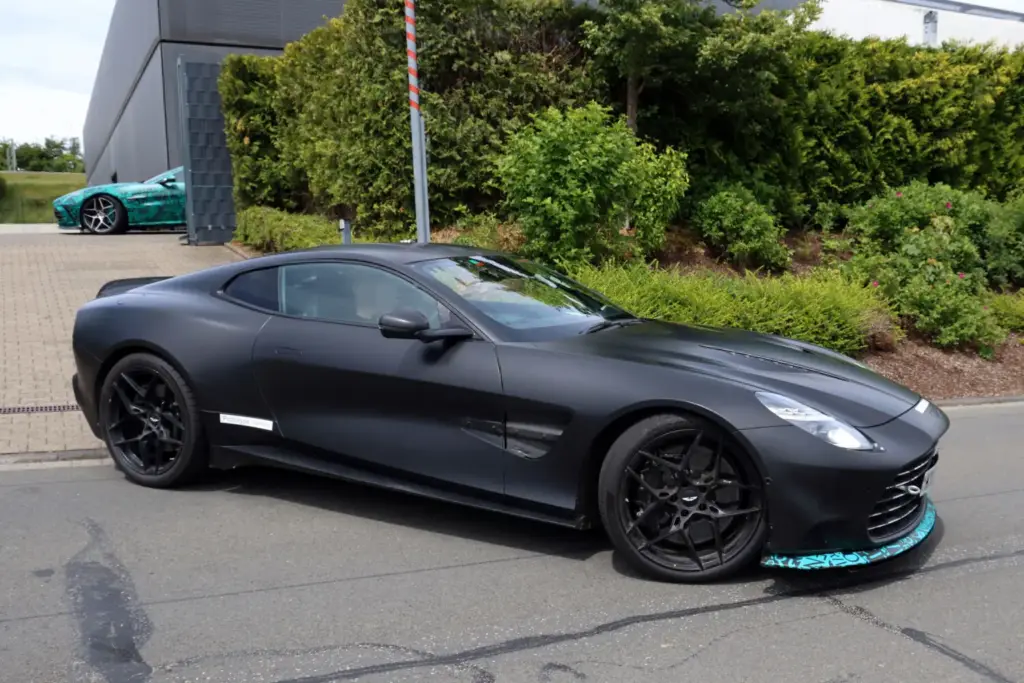 Aston Martin Vanquish S 2027 espia 9 Motor16
