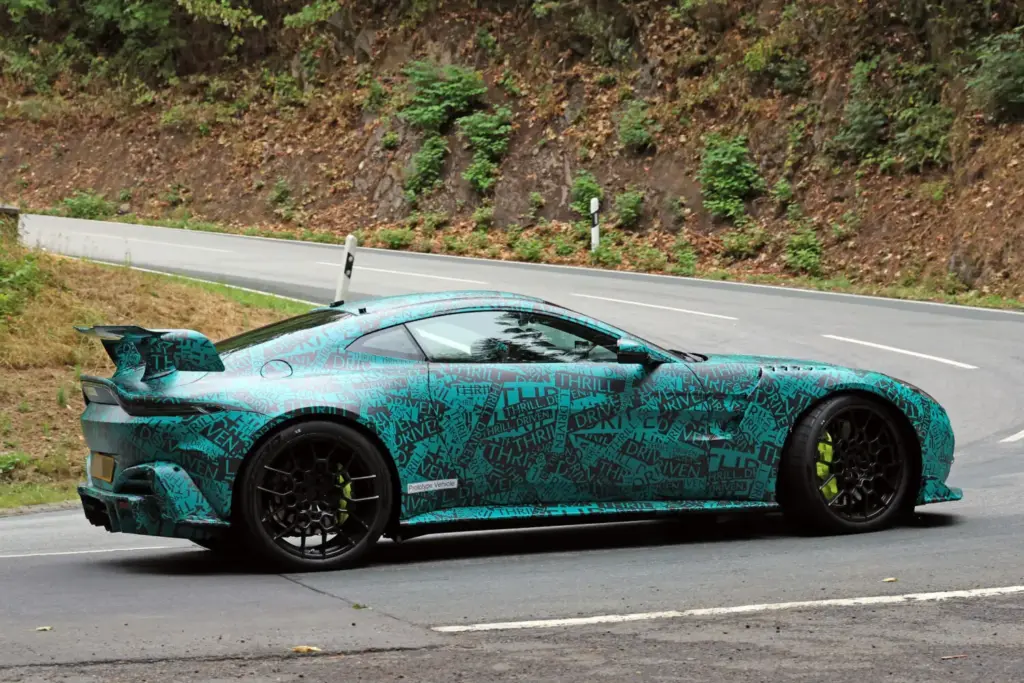 Aston Martin Vantage AMR 2027 espia 10 Motor16