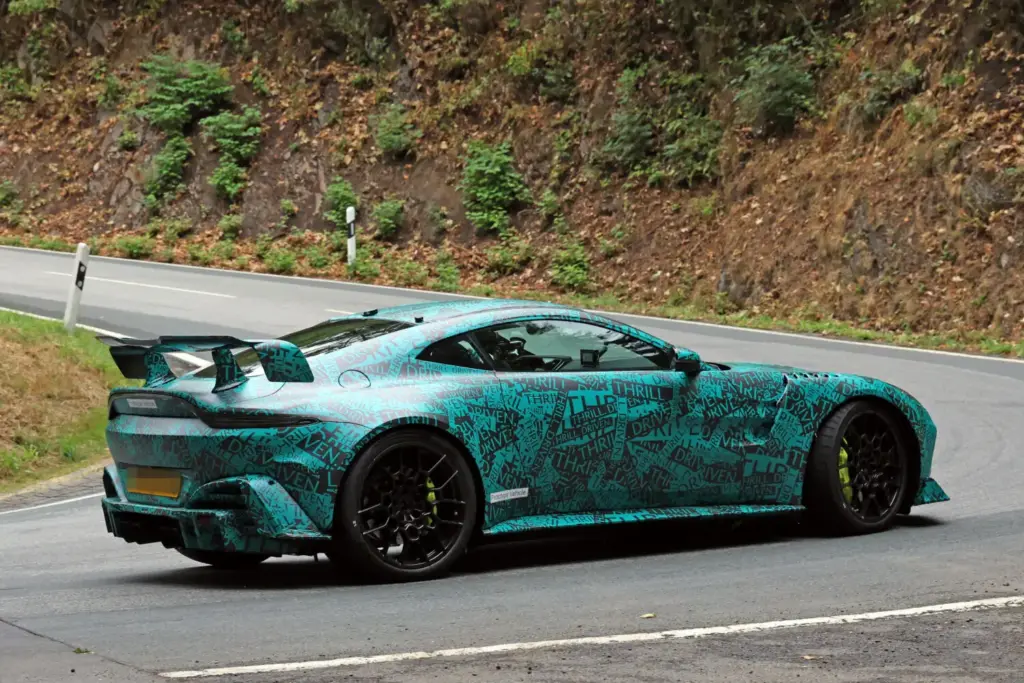 Aston Martin Vantage AMR 2027 espia 11 Motor16