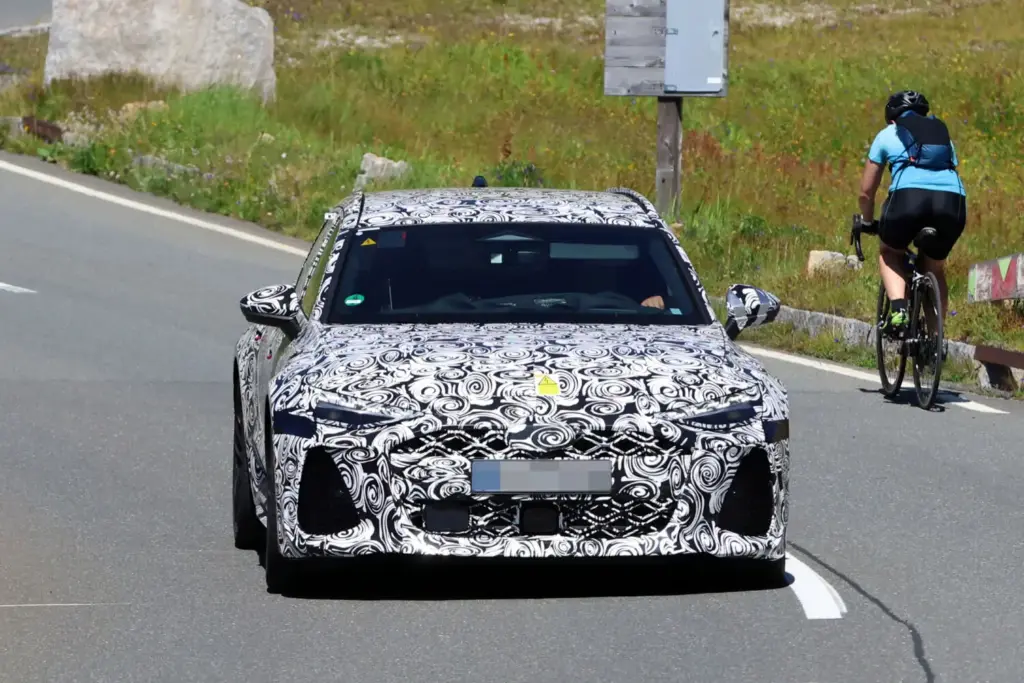 El Audi RS 6 Avant 2027 se deja ver probando en los Alpes, en su recta final de desarrollo 3 Motor16 Audi RS 6 Avant PHEV espia Alpes 1 Motor16