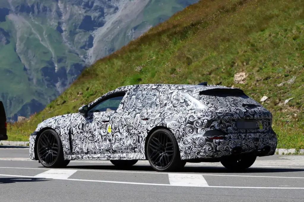 El Audi RS 6 Avant 2027 se deja ver probando en los Alpes, en su recta final de desarrollo 13 Motor16 Audi RS 6 Avant PHEV espia Alpes 11 Motor16