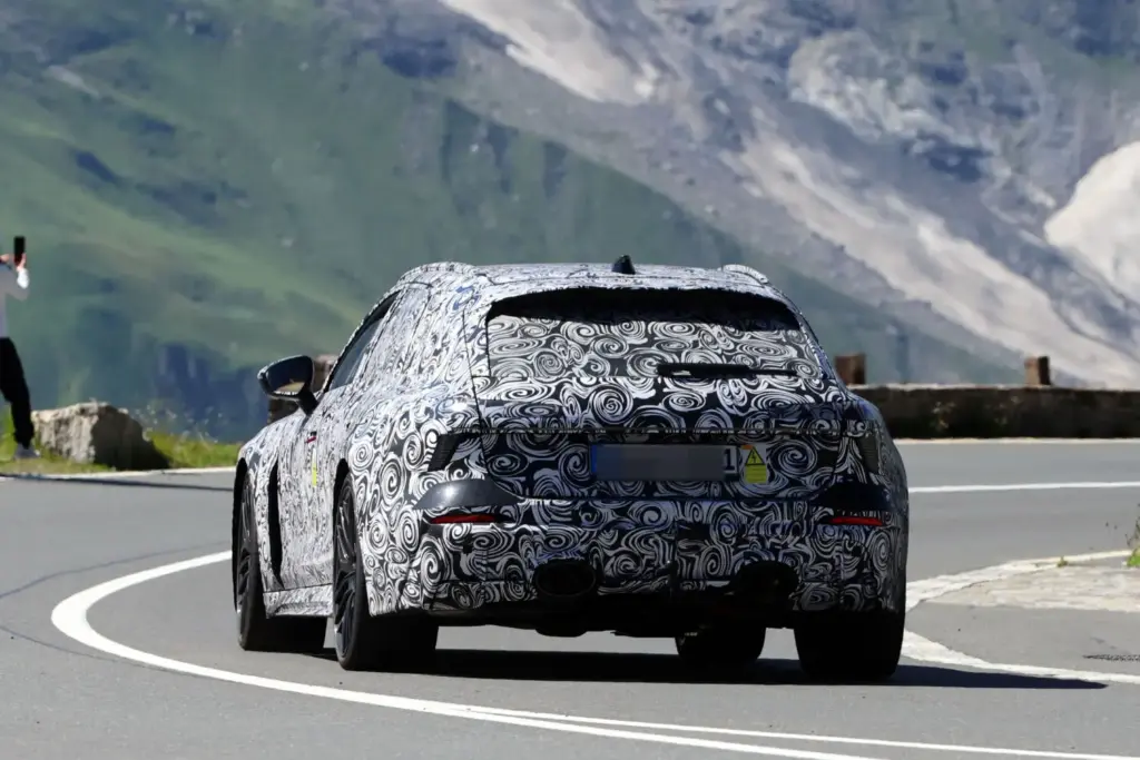 El Audi RS 6 Avant 2027 se deja ver probando en los Alpes, en su recta final de desarrollo 17 Motor16 Audi RS 6 Avant PHEV espia Alpes 15 Motor16
