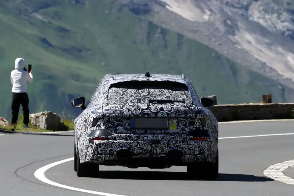 El Audi RS 6 Avant 2027 se deja ver probando en los Alpes, en su recta final de desarrollo 19 Motor16 Audi RS 6 Avant PHEV espia Alpes 17 Motor16