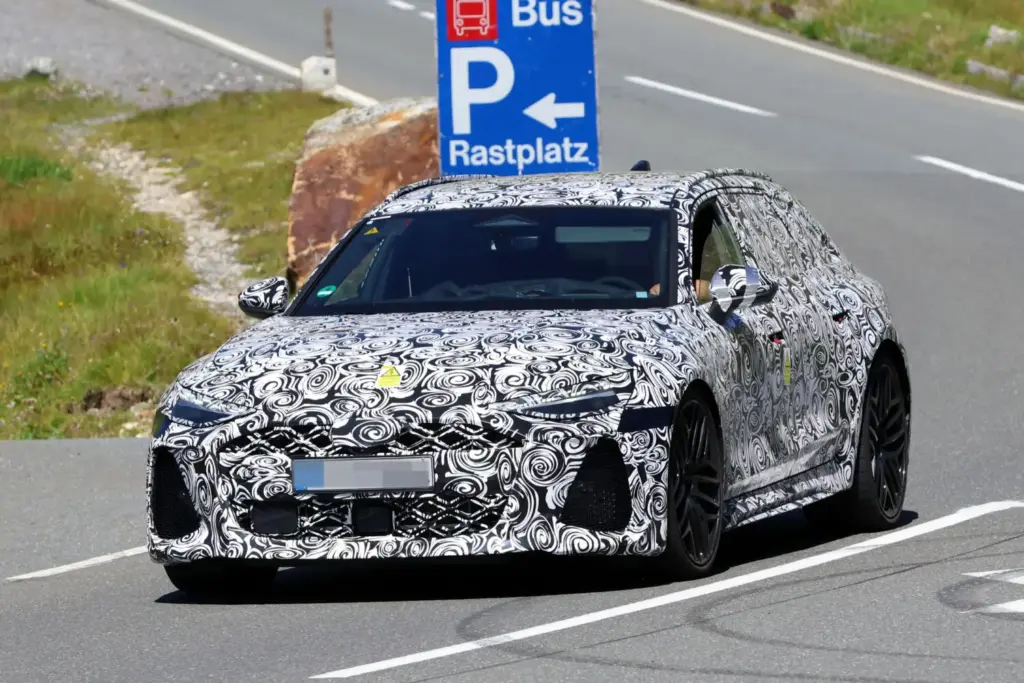 El Audi RS 6 Avant 2027 se deja ver probando en los Alpes, en su recta final de desarrollo 4 Motor16 Audi RS 6 Avant PHEV espia Alpes 2 Motor16
