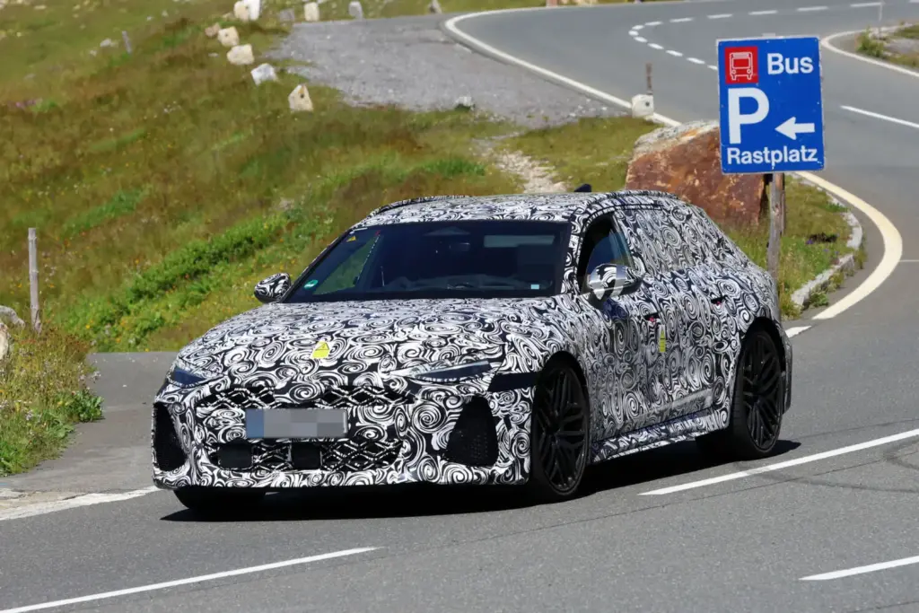 El Audi RS 6 Avant 2027 se deja ver probando en los Alpes, en su recta final de desarrollo 5 Motor16 Audi RS 6 Avant PHEV espia Alpes 3 Motor16