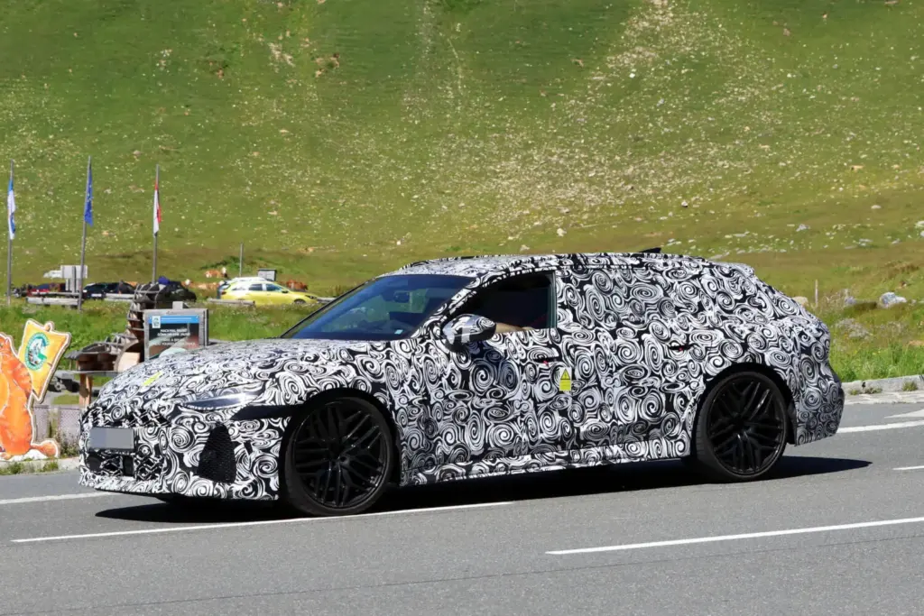 El Audi RS 6 Avant 2027 se deja ver probando en los Alpes, en su recta final de desarrollo 8 Motor16 Audi RS 6 Avant PHEV espia Alpes 6 Motor16