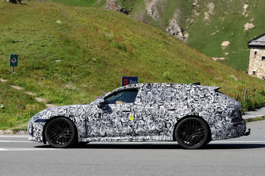 El Audi RS 6 Avant 2027 se deja ver probando en los Alpes, en su recta final de desarrollo 1 Motor16 Audi RS 6 Avant PHEV espia Alpes (7)