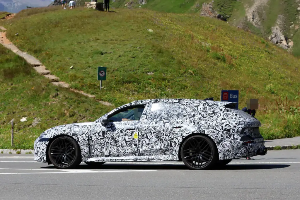 El Audi RS 6 Avant 2027 se deja ver probando en los Alpes, en su recta final de desarrollo 10 Motor16 Audi RS 6 Avant PHEV espia Alpes 8 Motor16