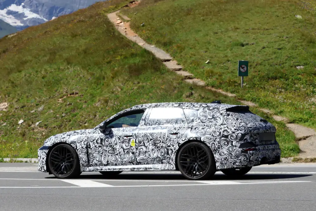 El Audi RS 6 Avant 2027 se deja ver probando en los Alpes, en su recta final de desarrollo 11 Motor16 Audi RS 6 Avant PHEV espia Alpes 9 Motor16