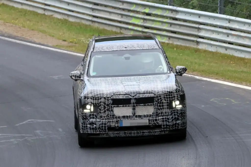 BMW X7 M70 2027: el SUV más lujoso de BMW se pone a punto en Nürburgring 3 Motor16 BMW X7 M60 2027 1 Motor16