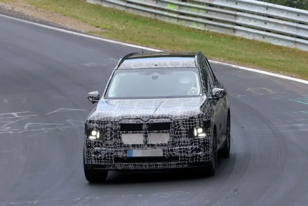 BMW X7 M70 2027: el SUV más lujoso de BMW se pone a punto en Nürburgring 5 Motor16 BMW X7 M60 2027 2 Motor16