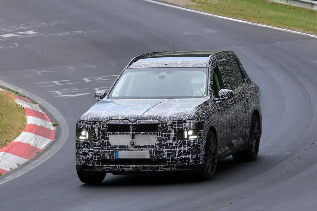 BMW X7 M70 2027: el SUV más lujoso de BMW se pone a punto en Nürburgring 6 Motor16 BMW X7 M60 2027 3 Motor16