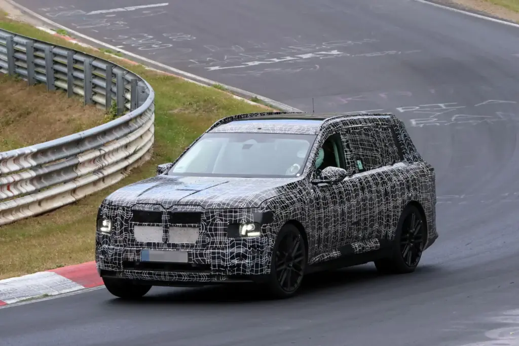 BMW X7 M70 2027: el SUV más lujoso de BMW se pone a punto en Nürburgring 7 Motor16 BMW X7 M60 2027 4 Motor16