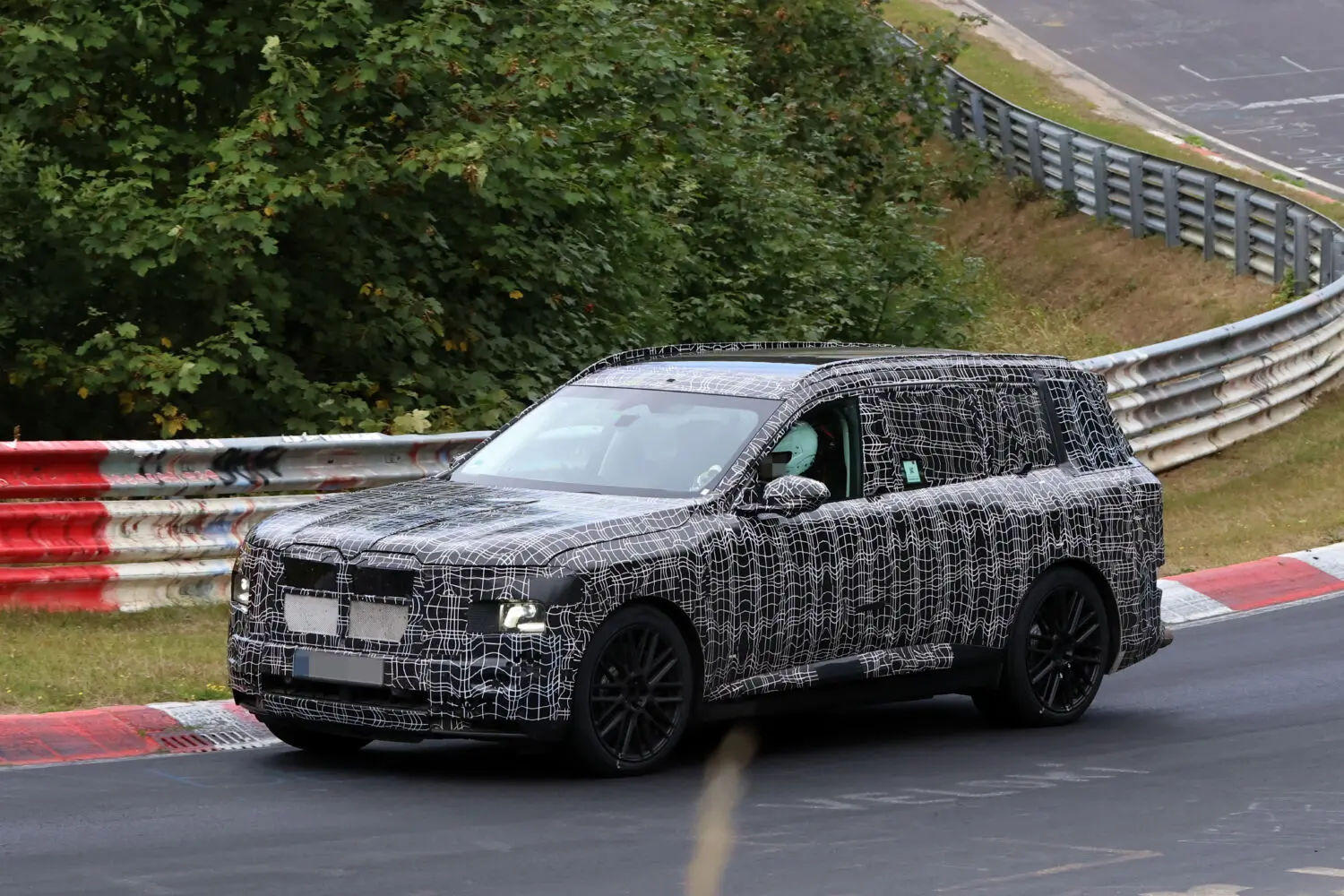 BMW X7 M70 2027: el SUV más lujoso de BMW se pone a punto en Nürburgring