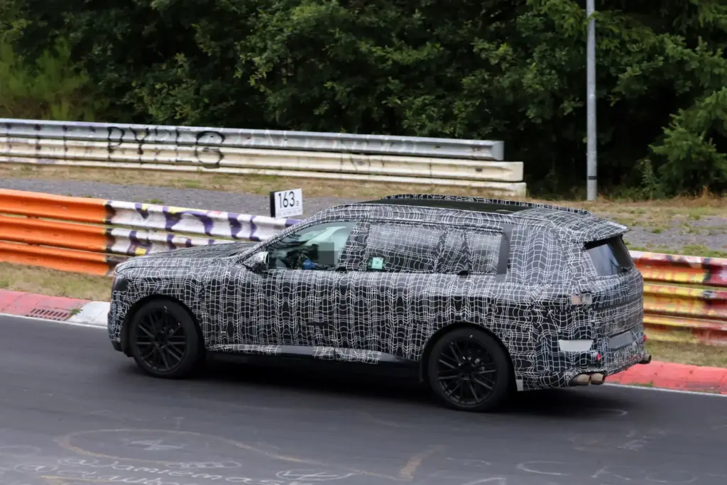 BMW X7 M70 2027: el SUV más lujoso de BMW se pone a punto en Nürburgring 11 Motor16 BMW X7 M60 2027 8 Motor16