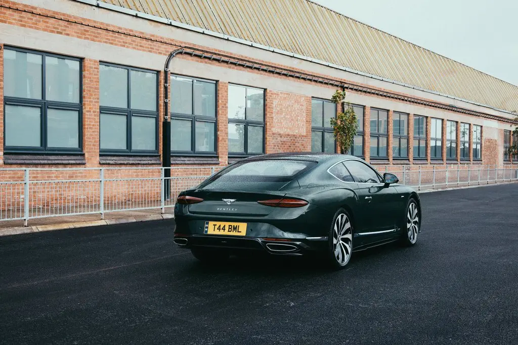 Bentley celebra 80 años de producción en Crewe con un Continental GT Azure que homenajea al primer coche fabricado allí, el Mark VI de 1946 7 Motor16 Bentley Continental GT Azure Crewe2 Motor16