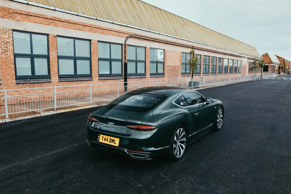 Bentley celebra 80 años de producción en Crewe con un Continental GT Azure que homenajea al primer coche fabricado allí, el Mark VI de 1946 8 Motor16 Bentley Continental GT Azure Crewe3 Motor16