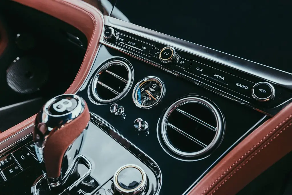 Bentley celebra 80 años de producción en Crewe con un Continental GT Azure que homenajea al primer coche fabricado allí, el Mark VI de 1946 9 Motor16 Bentley Continental GT Azure Crewe6 Motor16
