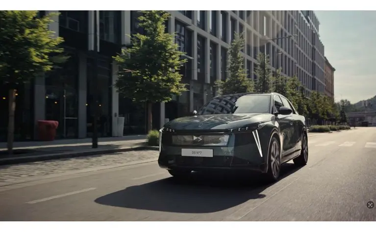 DS Automobiles estrena campaña con música de Björk para la llegada a la calle del N°7, su nuevo SUV premium