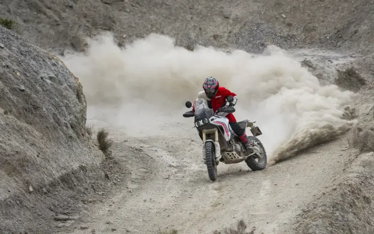 La Ducati DesertX V2 supera una prueba de 1.500 km off-road por Islandia