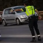 La multa de 100 euros de la Guardia Civil por no llevar el distintivo V-13 obligatorio en la luna trasera