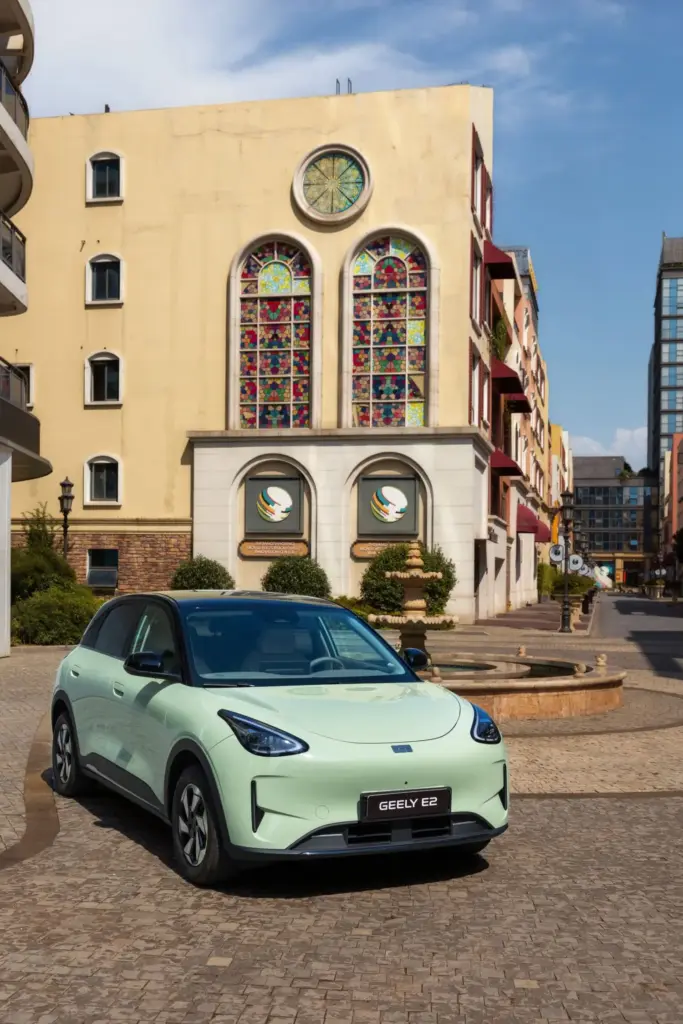 Geely E2: este eléctrico quiere romper el mercado con un precio casi de risa 8 Motor16 Fotos Geely E2 4 Motor16